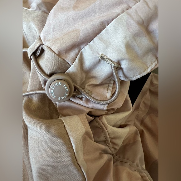 Fabletics Women's Wander Tan Camo Cropped Puffer Jacket Size XXL High Collar - Picture 14 of 16